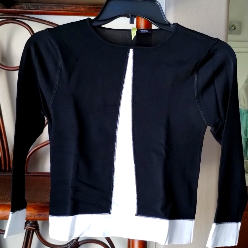 Powwow black and white top. Size S.